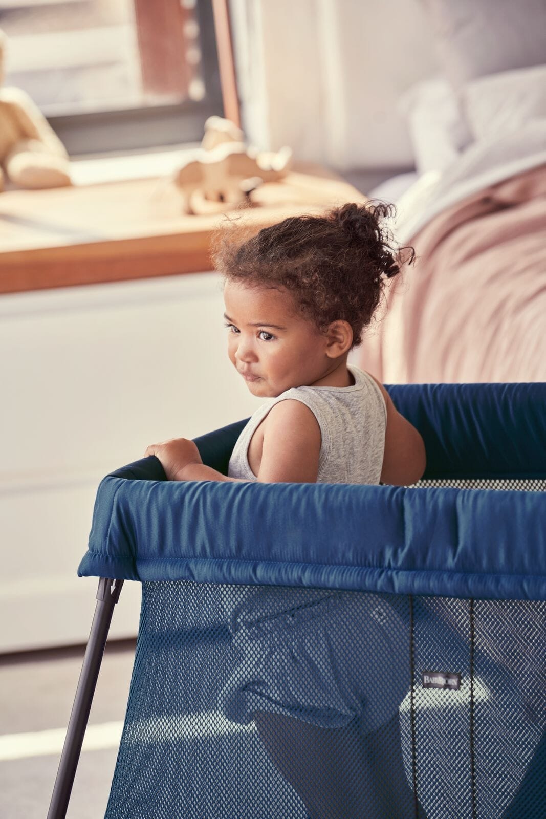 BabyBjorn Travel Crib Light & Fitted Sheet Bundle - Image 5