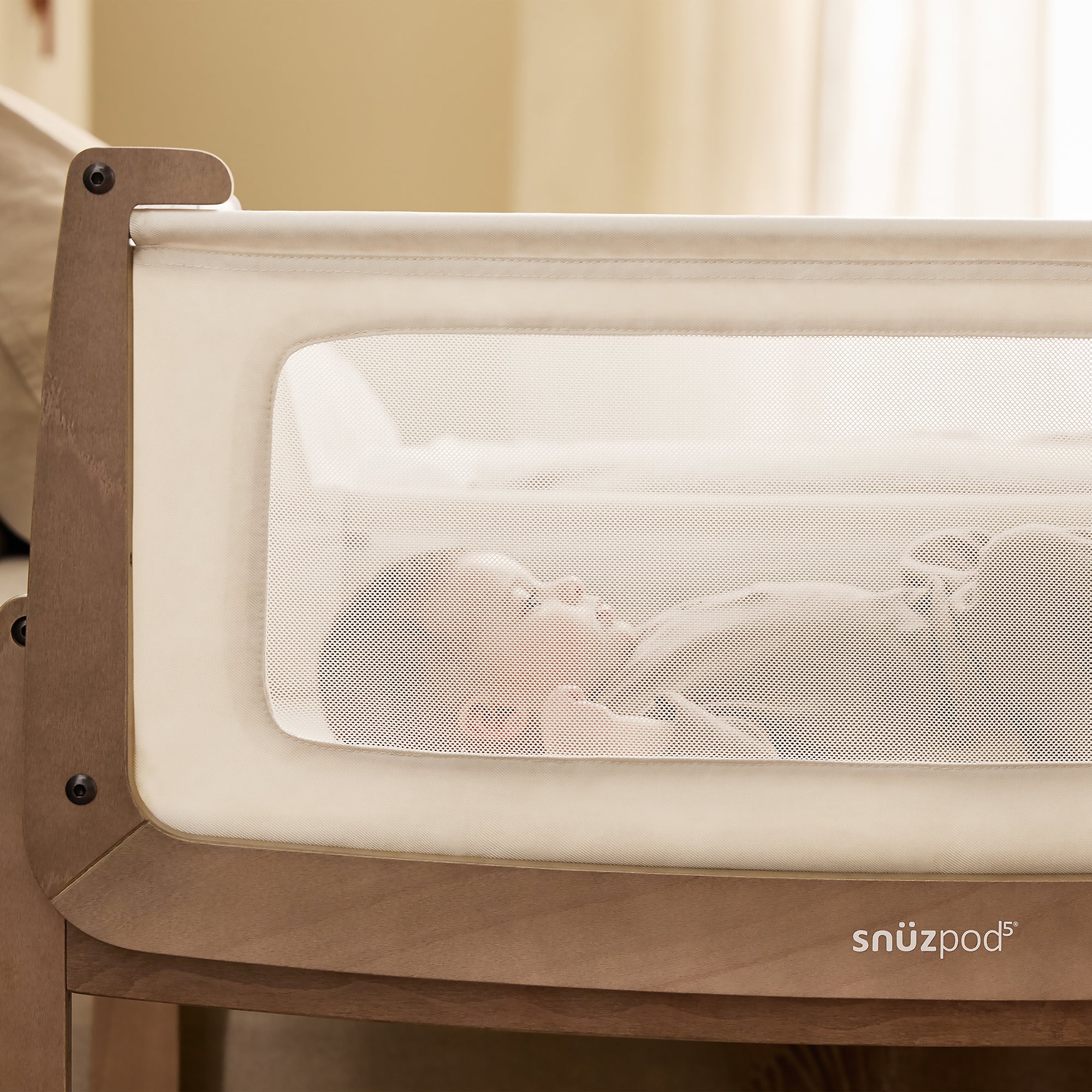 Snuz SnuzPod5 Bedside Bassinet - Walnut - Image 3